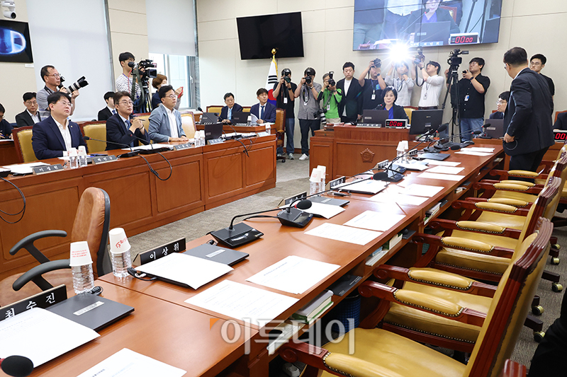 ▲7일 서울 여의도 국회에서 열린 과학기술정보방송통신위원회 전체회의에서 여당 간사인 최형두(오른쪽) 국민의힘 의원이 최민희 위원장의 회의 진행 방식에 반발해 회의장을 떠나고 있다. 이날 과방위는 국민의힘 의원들이 퇴장한 가운데 14일과 21일 '방송장악' 관련 2·3차 청문회를 열기로 했다. 고이란 기자 photoeran@