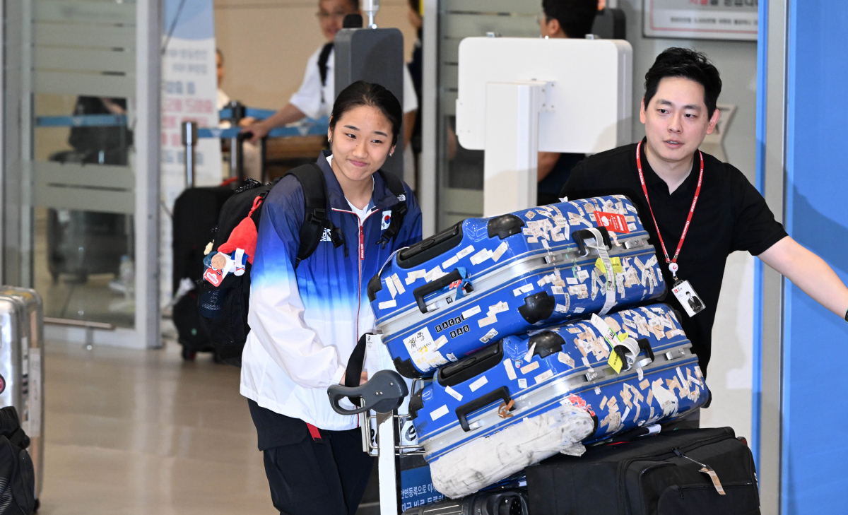 ▲2024 파리올림픽 배드민턴 여자 단식에서 금메달을 차지한 안세영이 7일 인천 중구 인천국제공항 제2여객터미널을 통해 입국하고 있다. 신태현 기자 holjjak@