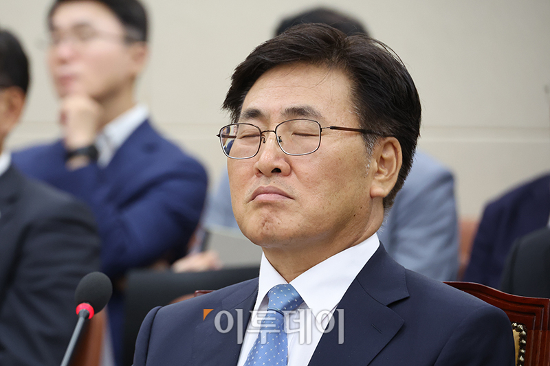 ▲유상임 과학기술정보통신부 장관 후보자가 8일 서울 여의도 국회 과학기술정보방송통신위원회에서 열린 인사청문회에서 눈을 감고 있다. 고이란 기자 photoeran@