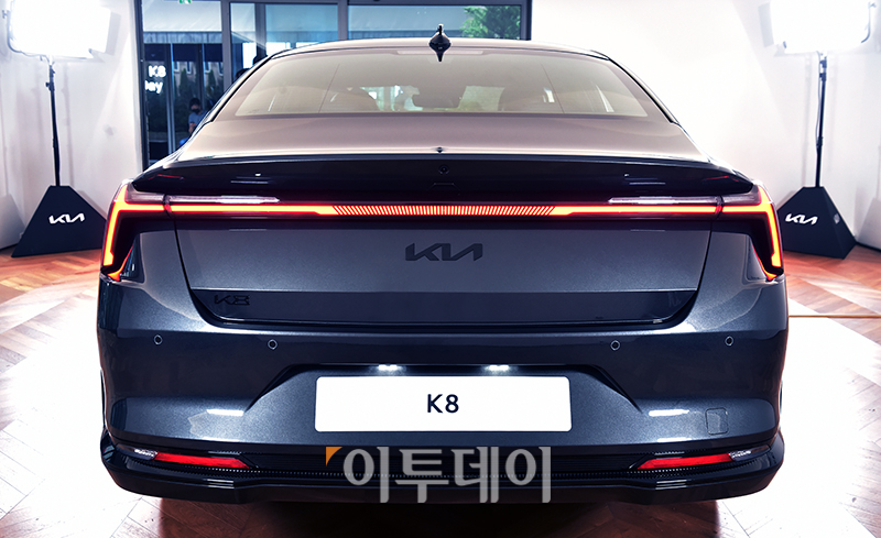 ▲기아 '더 뉴 K8 미디어데이'가 열린 8일 서울 강남구 앤헤이븐에서 신차가 공개되고 있다. 기아가 2021년 4월 출시 후 3년 만에 선보이는 더 뉴 K8은 더 고급스러워진 디자인에 첨단 운전자 보조 시스템(ADAS)을 기본화하는 등 상품성을 대폭 끌어올린 것이 특징이다. 고이란 기자 photoeran@