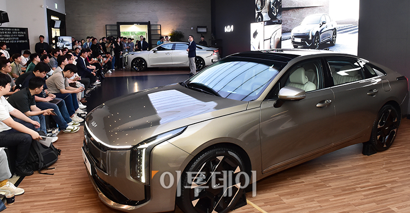 ▲기아 '더 뉴 K8 미디어데이'가 열린 8일 서울 강남구 앤헤이븐에서 신차가 공개되고 있다. 기아가 2021년 4월 출시 후 3년 만에 선보이는 더 뉴 K8은 더 고급스러워진 디자인에 첨단 운전자 보조 시스템(ADAS)을 기본화하는 등 상품성을 대폭 끌어올린 것이 특징이다. 고이란 기자 photoeran@