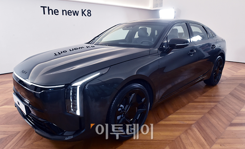 ▲기아 '더 뉴 K8 미디어데이'가 열린 8일 서울 강남구 앤헤이븐에서 신차가 공개되고 있다. 기아가 2021년 4월 출시 후 3년 만에 선보이는 더 뉴 K8은 더 고급스러워진 디자인에 첨단 운전자 보조 시스템(ADAS)을 기본화하는 등 상품성을 대폭 끌어올린 것이 특징이다. 고이란 기자 photoeran@