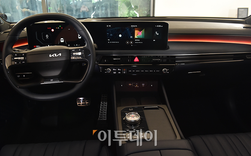 ▲기아 '더 뉴 K8 미디어데이'가 열린 8일 서울 강남구 앤헤이븐에서 신차가 공개되고 있다. 기아가 2021년 4월 출시 후 3년 만에 선보이는 더 뉴 K8은 더 고급스러워진 디자인에 첨단 운전자 보조 시스템(ADAS)을 기본화하는 등 상품성을 대폭 끌어올린 것이 특징이다. 고이란 기자 photoeran@