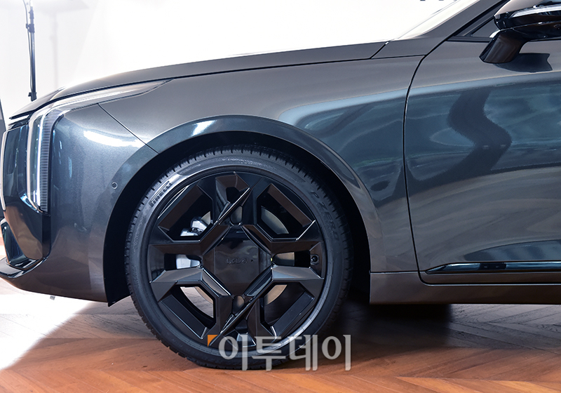 ▲기아 '더 뉴 K8 미디어데이'가 열린 8일 서울 강남구 앤헤이븐에서 신차가 공개되고 있다. 기아가 2021년 4월 출시 후 3년 만에 선보이는 더 뉴 K8은 더 고급스러워진 디자인에 첨단 운전자 보조 시스템(ADAS)을 기본화하는 등 상품성을 대폭 끌어올린 것이 특징이다. 고이란 기자 photoeran@