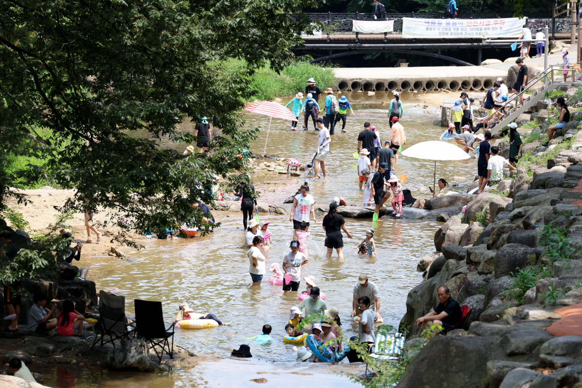 ▲서울에서 열대야가 21일째 이어지면서 서울 연속 열대야 일수 역대 3위를 기록하는 등 전국에 무더위가 계속된 11일 경기 과천시 관악산계곡을 찾은 시민들이 물놀이를 하며 더위를 식히고 있다. 신태현 기자 holjjak@