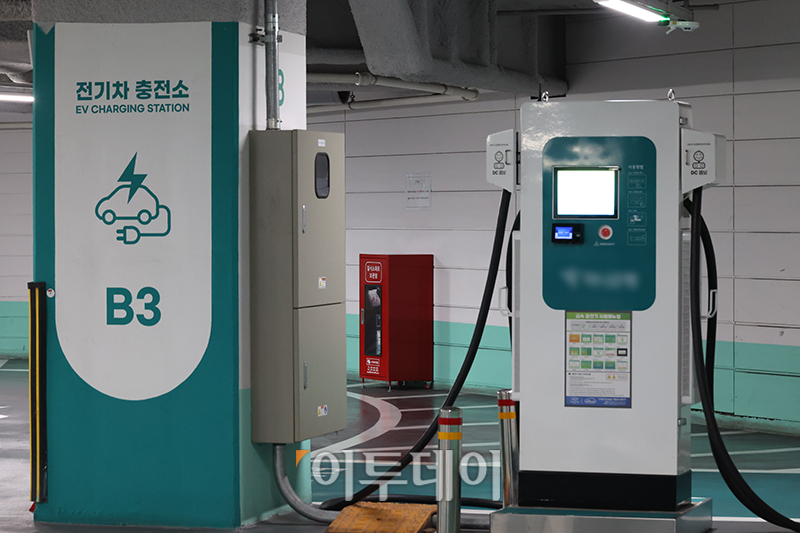 ▲인천의 한 아파트 지하 주차장에서 발생한 전기차 화재로 안전대책에 관심이 모아지는 가운데 13일 서울의 한 건물에 전기차 화재 발생 시 대응하기 위한 질식 소화포가 설치돼 있다. 고이란 기자 photoeran@