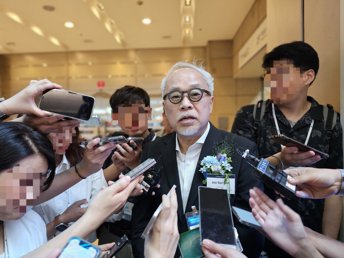 ▲최주선 삼성디스플레이 사장이 14일 서울 코엑스에서 열린 ‘2024 K-디스플레이’에서 취재진의 질문에 답하고 있다. (사진제공-삼성디스플레이)