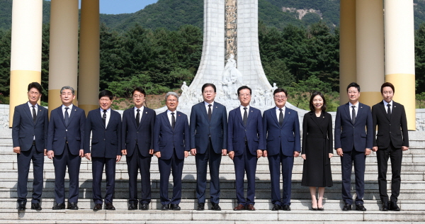 ▲현충원을 방문한 김진경 의장(오른쪽 두번째)과 전국 시도의회 의장들이 함께 기념촬영을 하고 있다
 (경기도의회)