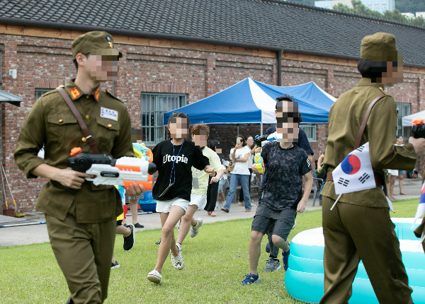 ▲2023년 8월14일 서울 서대문형무소역사관에서 서대문 독립축제에서 진행된 독립군 전투 체험 프로그램. (뉴스1)