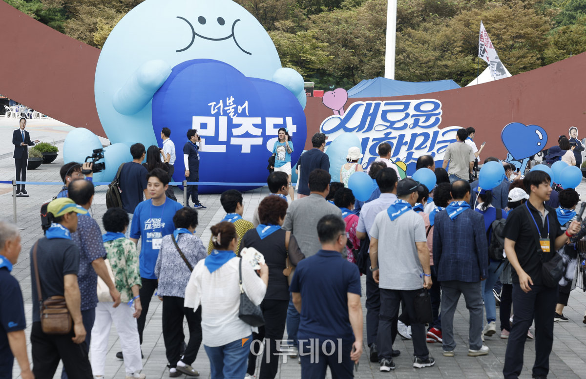 ▲18일 서울 송파구 올림픽공원 한얼광장에서 열린 더불어민주당 당원축제 블루페스티벌이 열리고 있다. 조현호 기자 hyunho@