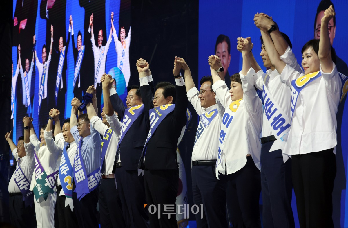 ▲더불어민주당 김지수, 김두관, 이재명 당대표 후보와 최고위원 후보들이 18일 서울 송파구 KSPO돔에서 열린 더불어민주당 제1차 정기전국당원대회에서 인사를 하고 있다. 조현호 기자 hyunho@