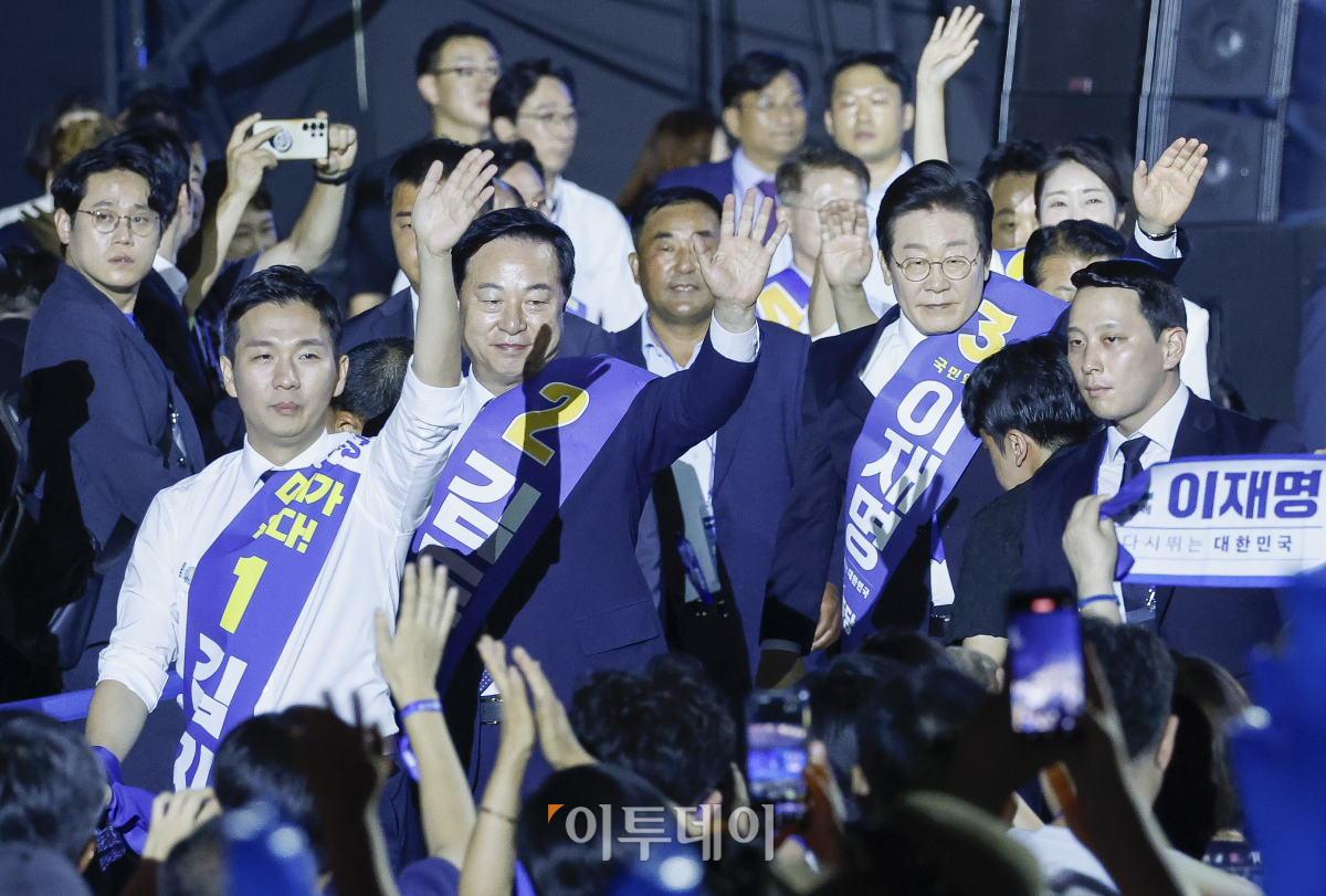 ▲더불어민주당 김지수(왼쪽부터), 김두관, 이재명 당대표 후보가 18일 서울 송파구 올림픽공원 KSPO돔에서 열린 2024년 더불어민주당 제1차 정기전국당원대회에 입장하고 있다. 조현호 기자 hyunho@