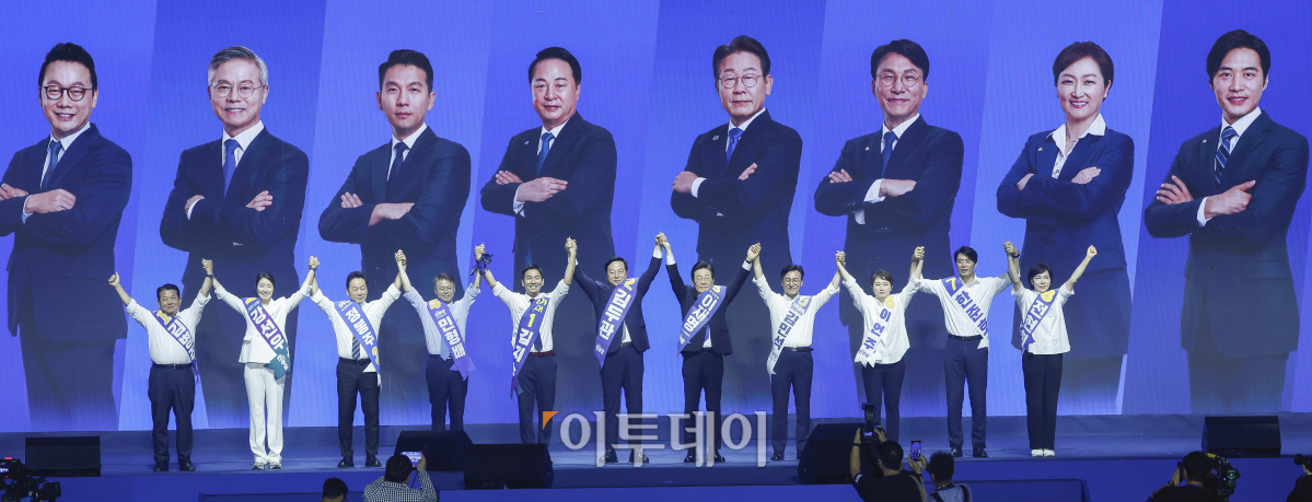 ▲더불어민주당 김지수(왼쪽 다섯번째부터), 김두관, 이재명 당대표 후보가 최고위원 후보들과 18일 서울 송파구 올림픽공원 KSPO돔에서 열린 2024년 더불어민주당 제1차 정기전국당원대회에서 지지자들에게 인사하고 있다. 조현호 기자 hyunho@