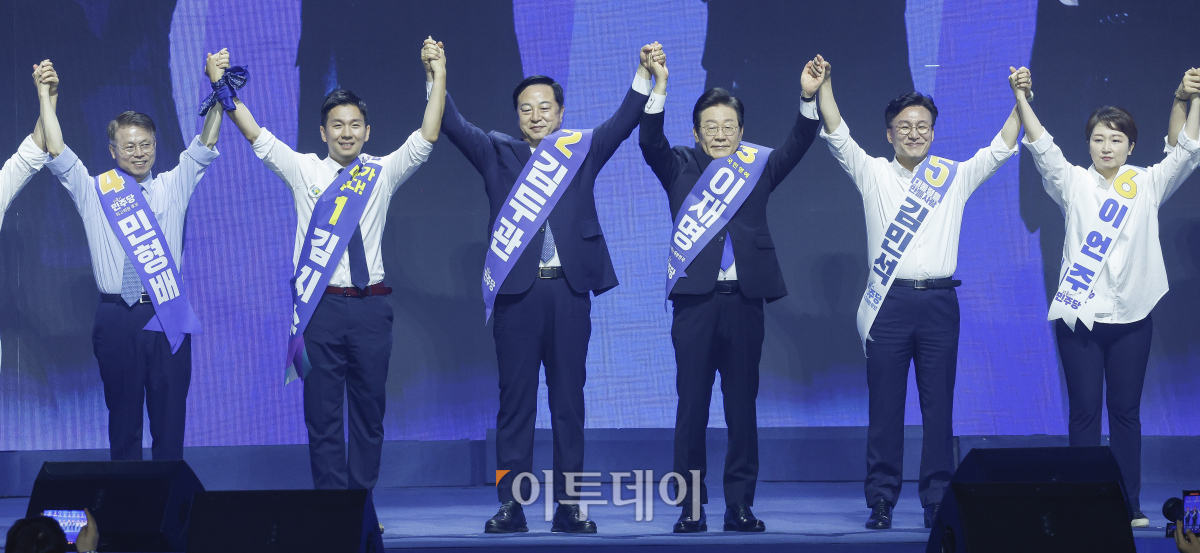 ▲더불어민주당 김지수(왼쪽 두번째부터), 김두관, 이재명 당대표 후보가 최고위원 후보들과 18일 서울 송파구 올림픽공원 KSPO돔에서 열린 2024년 더불어민주당 제1차 정기전국당원대회에서 지지자들에게 인사하고 있다. 조현호 기자 hyunho@