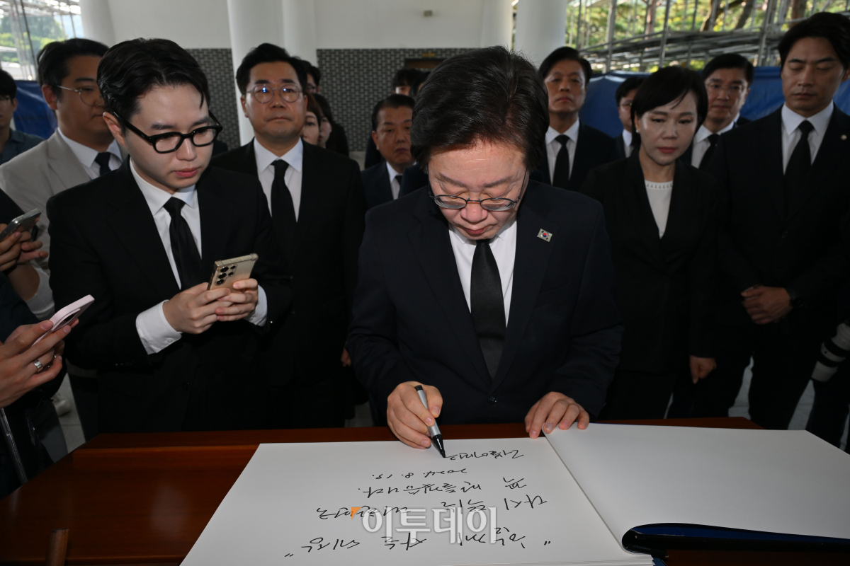 ▲이재명 신임 더불어민주당 대표가 19일 서울 동작구 국립서울현충원에서 박찬대 원내대표를 비롯한 신임 지도부와 참배를 마친 후 방명록을 작성하고 있다. 조현호 기자 hyunho@