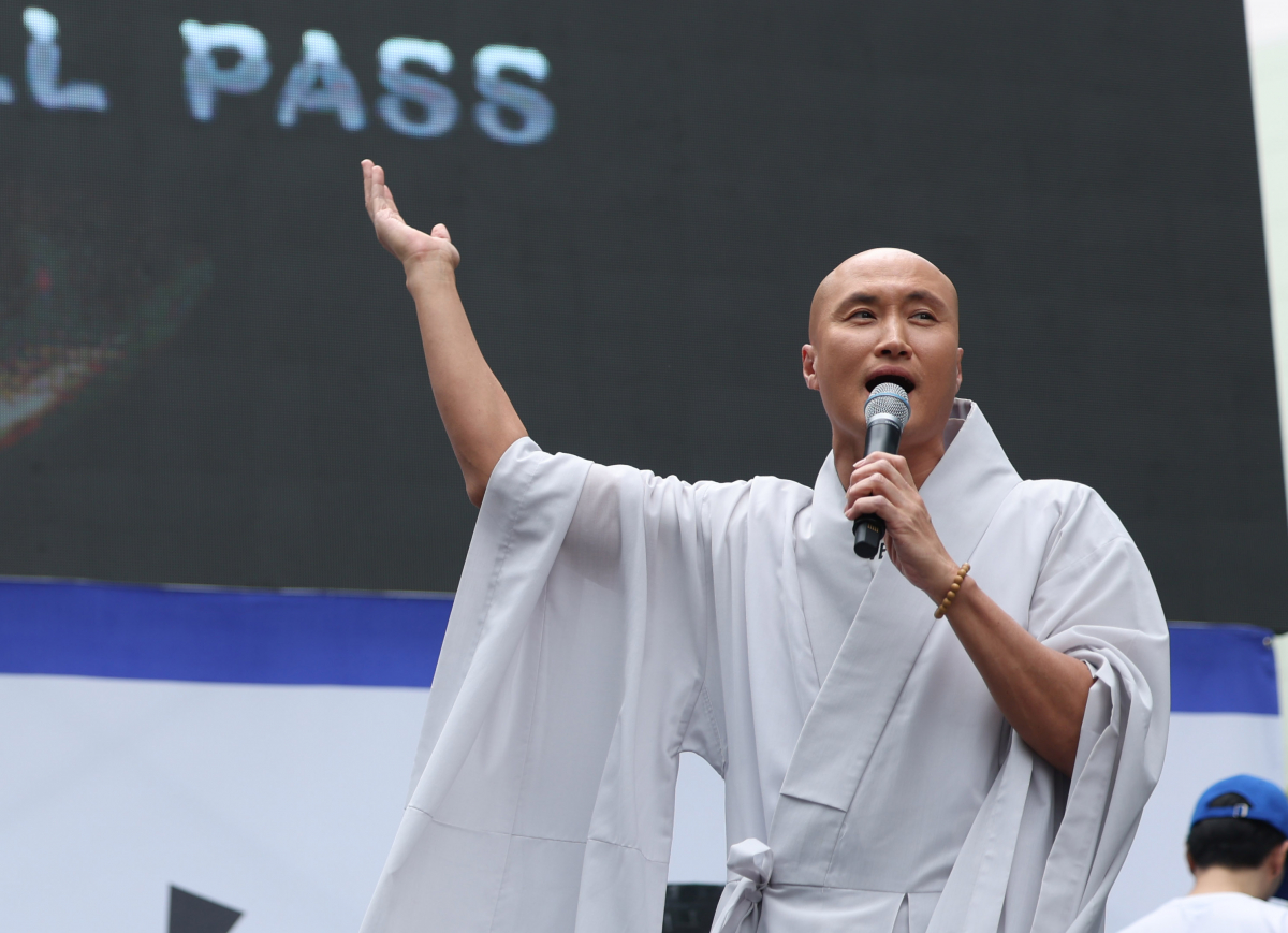 ▲행사에 참석한 '뉴진스님' 개그맨 윤성호 (뉴시스)