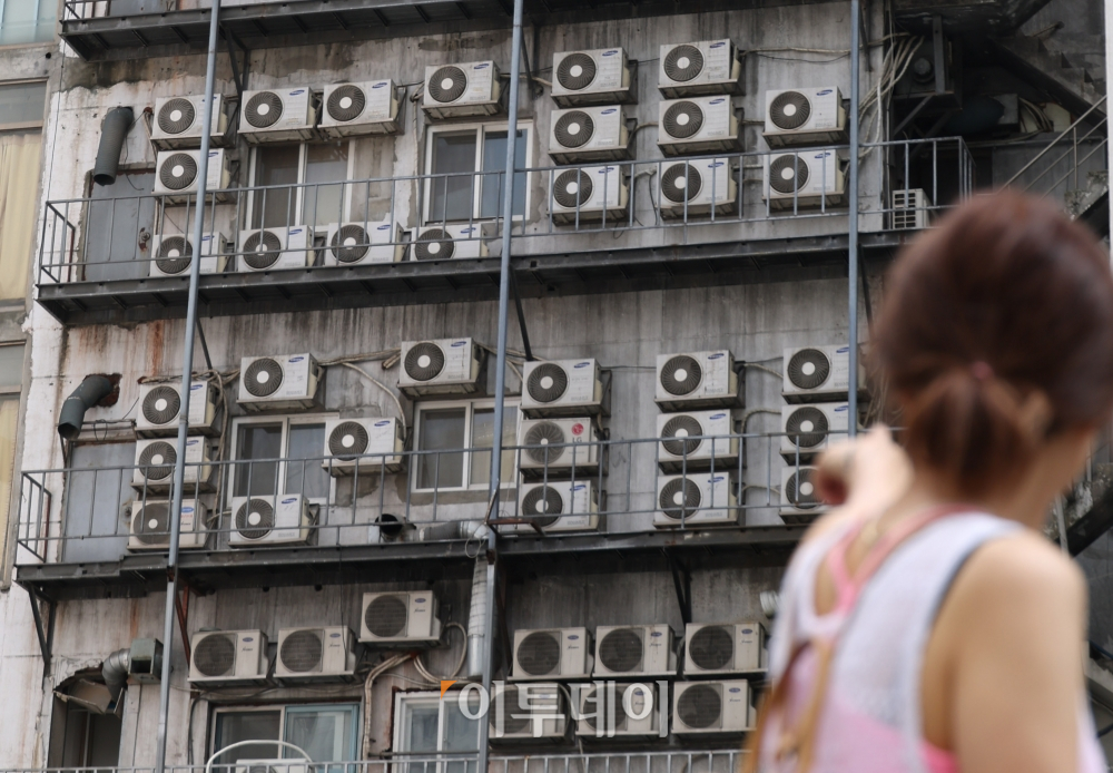 ▲전국에 폭염특보가 발효된 4일 서울 시내 한 건물 외벽에 실외기가 바쁘게 돌아가고 있다. 고이란 기자 photoeran@