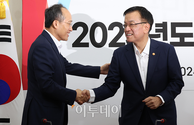 ▲추경호(왼쪽) 국민의힘 원내대표와 최상목 경제부총리 겸 기획재정부 장관이 20일 서울 여의도 국회에서 열린 2025년도 예산안 관련 당·정협의회에서 악수하고 있다. 고이란 기자 photoeran@