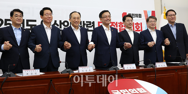 ▲추경호(왼쪽 세번째) 국민의힘 원내대표와 최상목(가운데) 경제부총리 겸 기획재정부 장관이 20일 서울 여의도 국회에서 열린 2025년도 예산안 관련 당·정협의회에서 참석자들과 기념촬영을 하고 있다. 고이란 기자 photoeran@