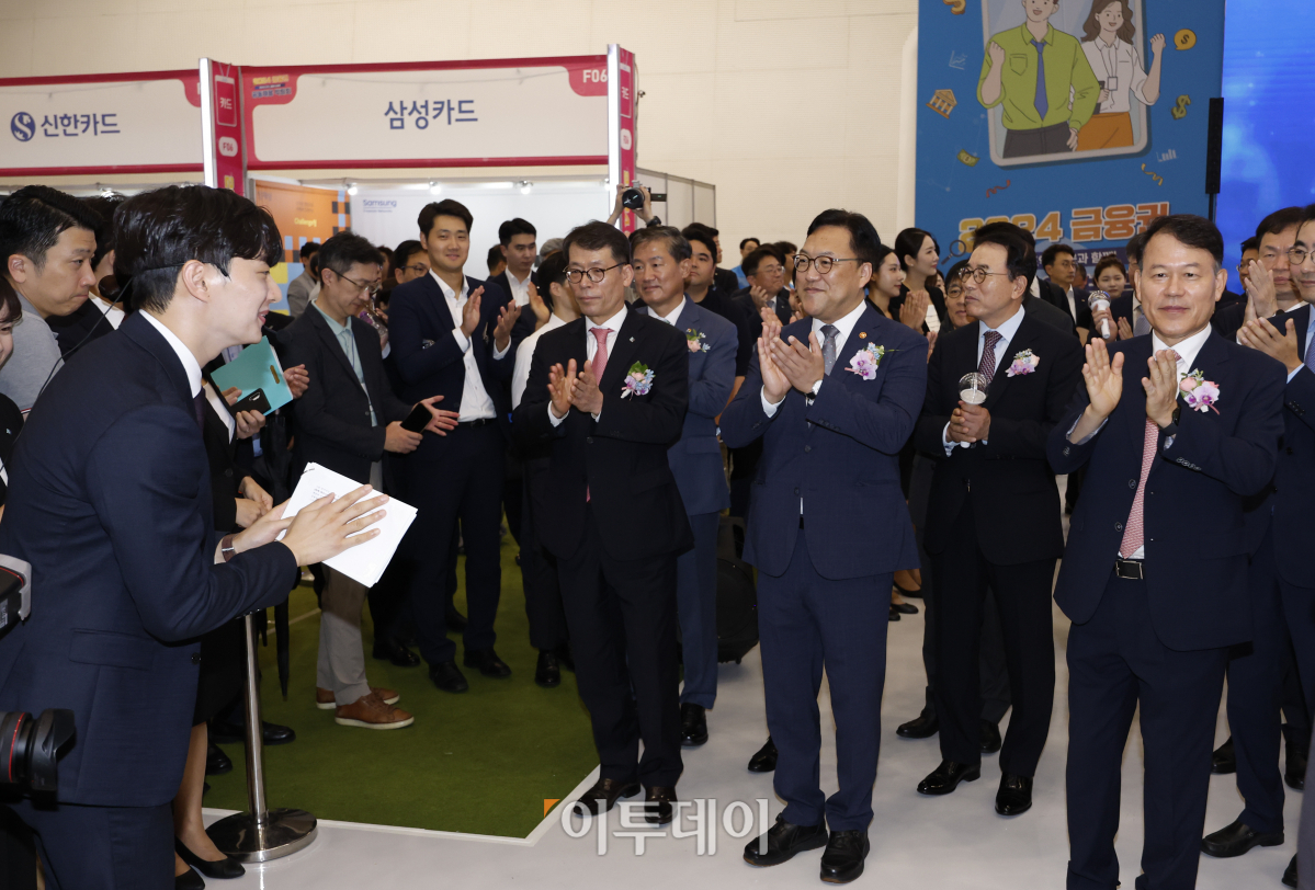 ▲김병환(앞줄 오른쪽 두번째) 금융위원회 위원장, 윤한홍(앞줄 오른쪽) 국회 정무위원회 위원장 등 참석자들이 21일 서울 중구 동대문디자인플라자(DDP)에서 열린 2024 금융권 공동채용박람회에서 개막식을 마친 후 부스를 살펴보고 있다. 이날부터 22일까지 열리는 채용박람회는 은행 14개사, 보험사 15개사, 증권사 7개사 등 총 78개 금융기관이 참여했다. 조현호 기자 hyunho@