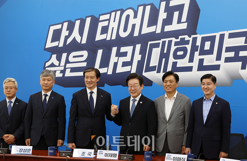 ▲이재명(오른쪽 세번째) 더불어민주당 대표가 21일 서울 여의도 국회에서 조국(오른쪽 네번째) 조국혁신당 대표를 예방하고 있다. 고이란 기자 photoeran@