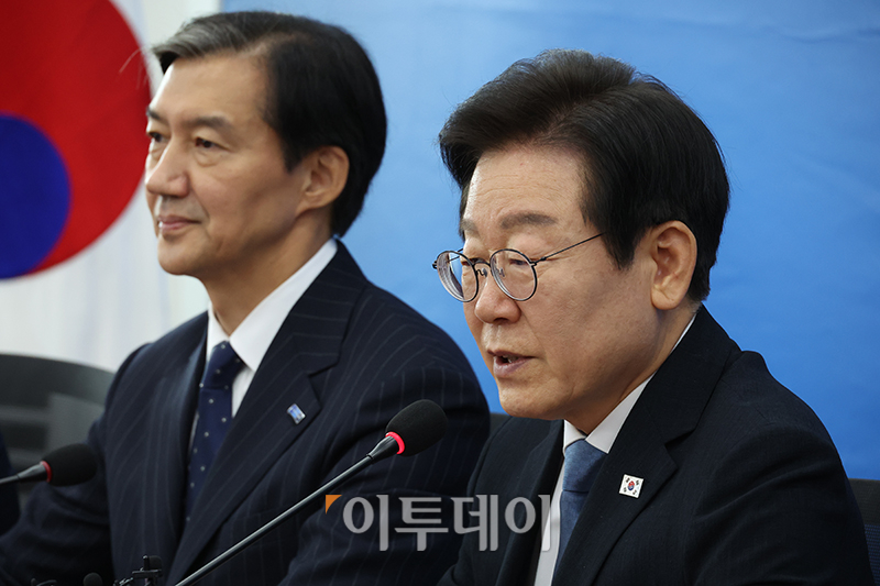 ▲이재명 더불어민주당 대표가 21일 서울 여의도 국회에서 조국 조국혁신당 대표와 만나 발언을 하고 있다. 고이란 기자 photoeran@