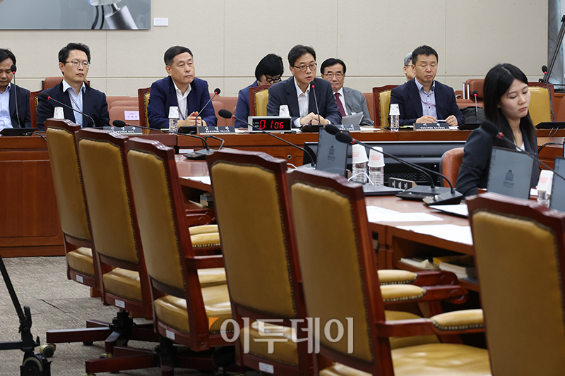 ▲조성은 방송통신위원회 사무처장이 21일 서울 여의도 국회 과학기술방송통신위원회에서 열린 불법적 방문진 이사 선임 등 방송장악 관련 3차 청문회에서 발언하고 있다. 이날 국민의힘 의원들은 '위법 청문회'라고 항의하며 퇴장했다. 고이란 기자 photoeran@