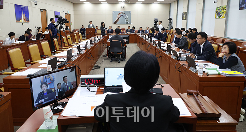 ▲21일 서울 여의도 국회 과학기술방송통신위원회에서 불법적 방문진 이사 선임 등 방송장악 관련 3차 청문회가 열리고 있다. 이날 국민의힘 의원들은 '위법 청문회'라고 항의하며 퇴장했다. 고이란 기자 photoeran@