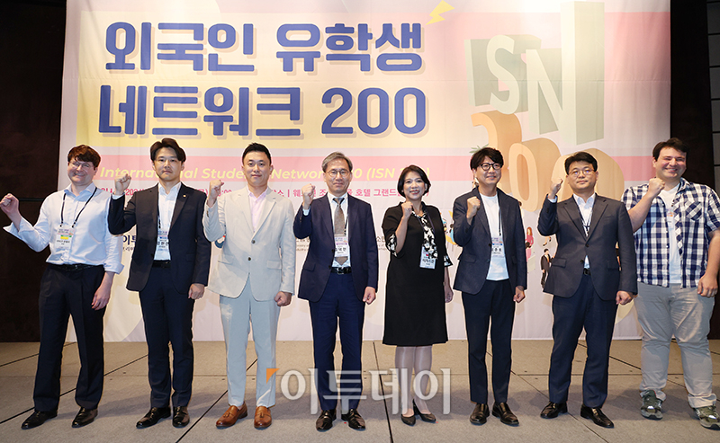 ▲김덕헌(왼쪽 네번째) 이투데이 대표가 22일 서울 중구 웨스틴 조선 서울 호텔에서 열린 외국인 유학생 네트워크 200에서 이자스민(왼쪽 다섯번째) 한국문화다양성기구 이사장을 비롯한 참석자들과 기념촬영을 하고 있다. 이투데이가 주최하는 이번 행사는 10년간 연간 200명의 외국인 유학생을 대상으로 대한민국 우수 외국인 인재가 국내 산업계 발전에 이바지할 수 있는 기틀을 마련한다. 고이란 기자 photoeran@