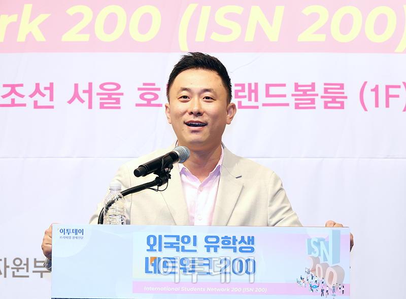 ▲유백 SK SUPEX추구협의회 PL이 22일 서울 중구 웨스틴 조선 서울 호텔에서 열린 외국인 유학생 네트워크 200에서 발표를 하고 있다. 이투데이가 주최하는 이번 행사는 10년간 연간 200명의 외국인 유학생을 대상으로 대한민국 우수 외국인 인재가 국내 산업계 발전에 이바지할 수 있는 기틀을 마련한다. 고이란 기자 photoeran@