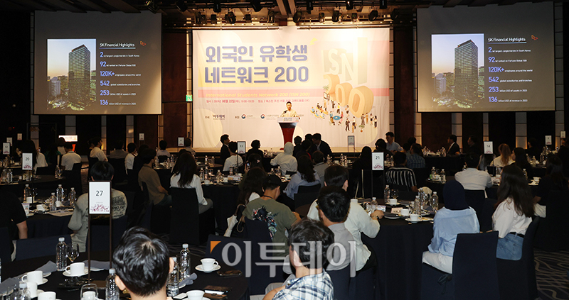 ▲유백 SK SUPEX추구협의회 PL이 22일 서울 중구 웨스틴 조선 서울 호텔에서 열린 외국인 유학생 네트워크 200에서 발표를 하고 있다. 이투데이가 주최하는 이번 행사는 10년간 연간 200명의 외국인 유학생을 대상으로 대한민국 우수 외국인 인재가 국내 산업계 발전에 이바지할 수 있는 기틀을 마련한다. 고이란 기자 photoeran@