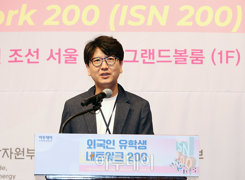▲정준호 LG이노텍 인재확보팀장이 22일 서울 중구 웨스틴 조선 서울 호텔에서 열린 외국인 유학생 네트워크 200에서 발표를 하고 있다. 이투데이가 주최하는 이번 행사는 10년간 연간 200명의 외국인 유학생을 대상으로 대한민국 우수 외국인 인재가 국내 산업계 발전에 이바지할 수 있는 기틀을 마련한다. 고이란 기자 photoeran@
