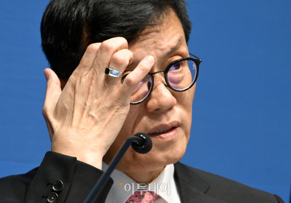 ▲이창용 한국은행 총재가 22일 서울 중구 한국은행에서 열린 통화정책방향 기자간담회를 하고 있다. 한국은행 금융통화위원회는 이날 본회의를 열고 기준금리를 3.50%로 동결했다. 작년 1월 3.25%에서 3.50%로 인상한 이후 13회 연속 동결했다. 사진공동취재단