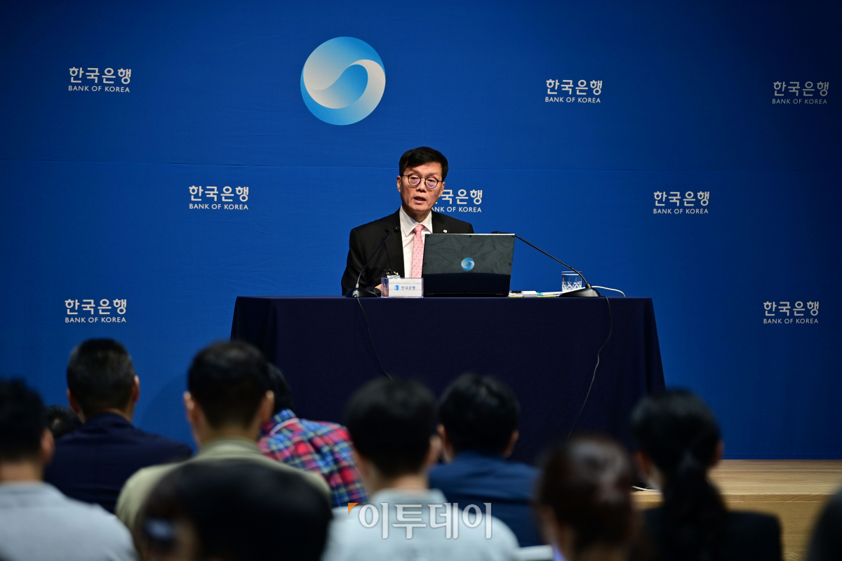 ▲이창용 한국은행 총재가 22일 서울 중구 한국은행에서 열린 통화정책방향 기자간담회를 하고 있다. 한국은행 금융통화위원회는 이날 본회의를 열고 기준금리를 3.50%로 동결했다. 작년 1월 3.25%에서 3.50%로 인상한 이후 13회 연속 동결이다. 사진공동취재단