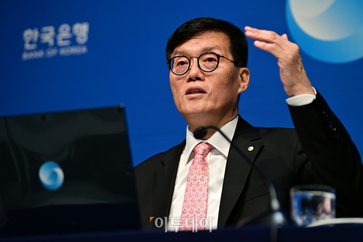 ▲이창용 한국은행 총재가 22일 서울 중구 한국은행에서 열린 통화정책방향 기자간담회를 하고 있다. 한국은행 금융통화위원회는 이날 본회의를 열고 기준금리를 3.50%로 동결했다. 작년 1월 3.25%에서 3.50%로 인상한 이후 13회 연속 동결이다. 사진공동취재단