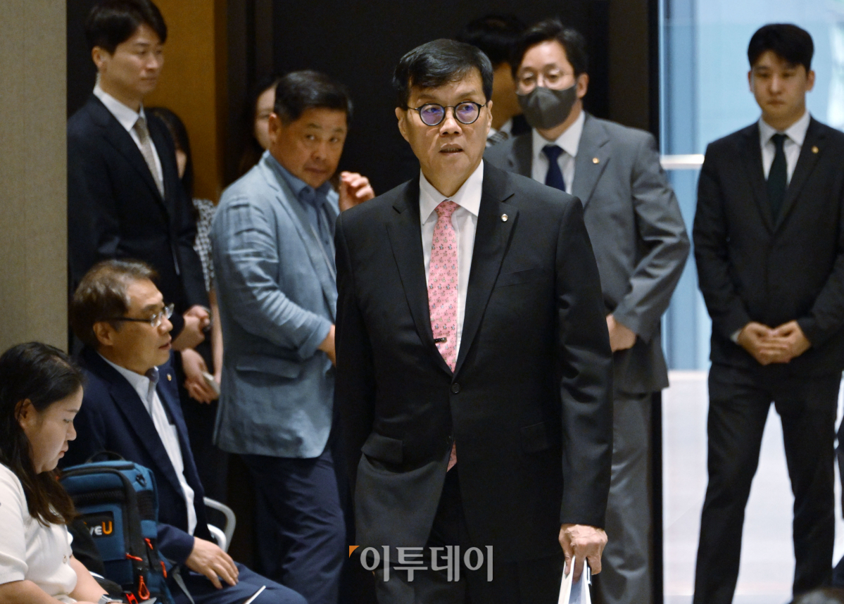 ▲이창용 한국은행 총재가 22일 서울 중구 한국은행에서 열린 통화정책방향 기자간담회에 기준금리 결정 발표를 위해 간담회장에 입장하고 있다. 한국은행 금융통화위원회는 이날 본회의를 열고 기준금리를 3.50%로 동결했다. 작년 1월 3.25%에서 3.50%로 인상한 이후 13회 연속 동결했다. 사진공동취재단