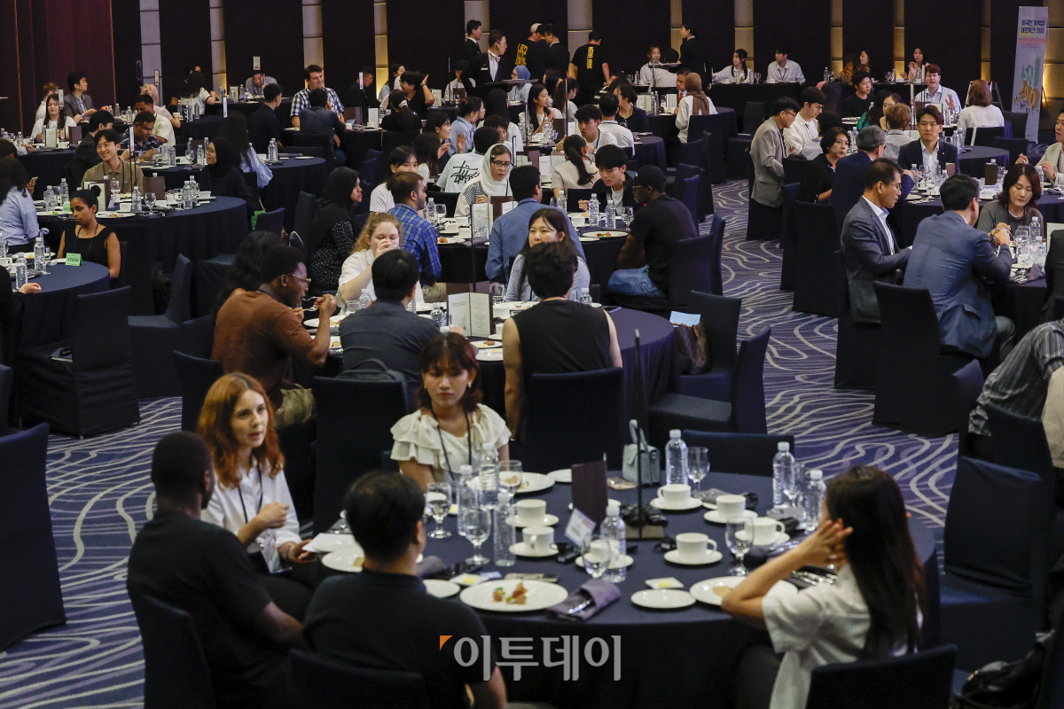 ▲22일 서울 중구 웨스틴 조선 서울 호텔에서 열린 외국인 유학생 네트워크 200에서 외국인 유학생들이 전공 산업·관심 분야별 기업 멘토들과 소통하고 있다. 이투데이가 주최하는 이번 행사는 10년간 연간 200명의 외국인 유학생을 대상으로 대한민국 우수 외국인 인재가 국내 산업계 발전에 이바지할 수 있는 기틀을 마련한다. 조현호 기자 hyunho@