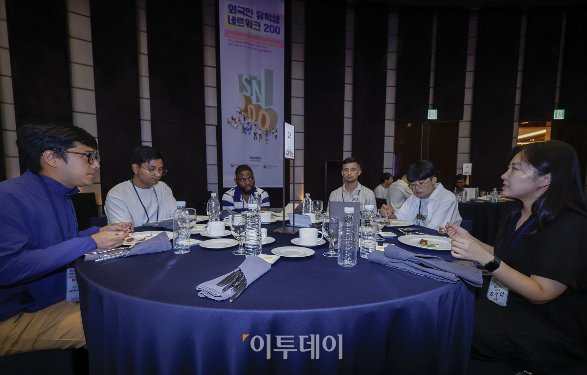 ▲22일 서울 중구 웨스틴 조선 서울 호텔에서 열린 외국인 유학생 네트워크 200에서 외국인 유학생들이 전공 산업·관심 분야별 기업 멘토들과 소통하고 있다. 이투데이가 주최하는 이번 행사는 10년간 연간 200명의 외국인 유학생을 대상으로 대한민국 우수 외국인 인재가 국내 산업계 발전에 이바지할 수 있는 기틀을 마련한다. 조현호 기자 hyunho@