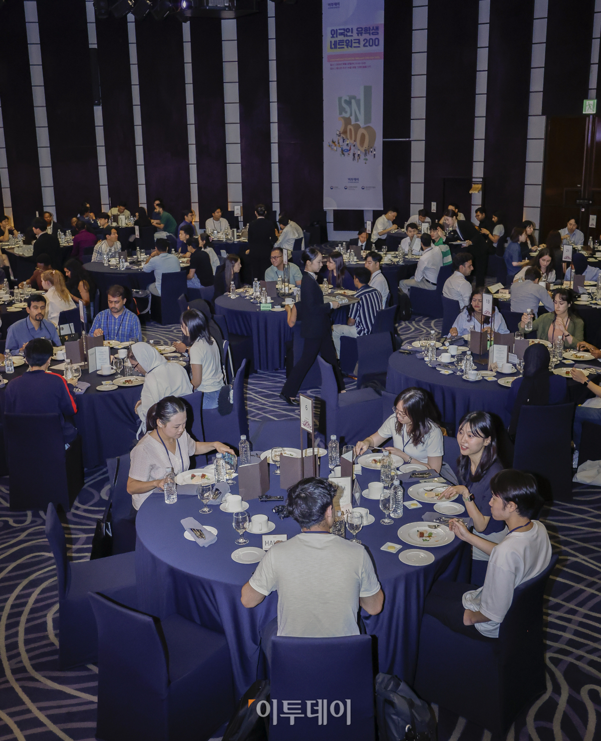 ▲22일 서울 중구 웨스틴 조선 서울 호텔에서 열린 외국인 유학생 네트워크 200에서 외국인 유학생들이 전공 산업·관심 분야별 기업 멘토들과 소통하고 있다. 이투데이가 주최하는 이번 행사는 10년간 연간 200명의 외국인 유학생을 대상으로 대한민국 우수 외국인 인재가 국내 산업계 발전에 이바지할 수 있는 기틀을 마련한다. 조현호 기자 hyunho@
