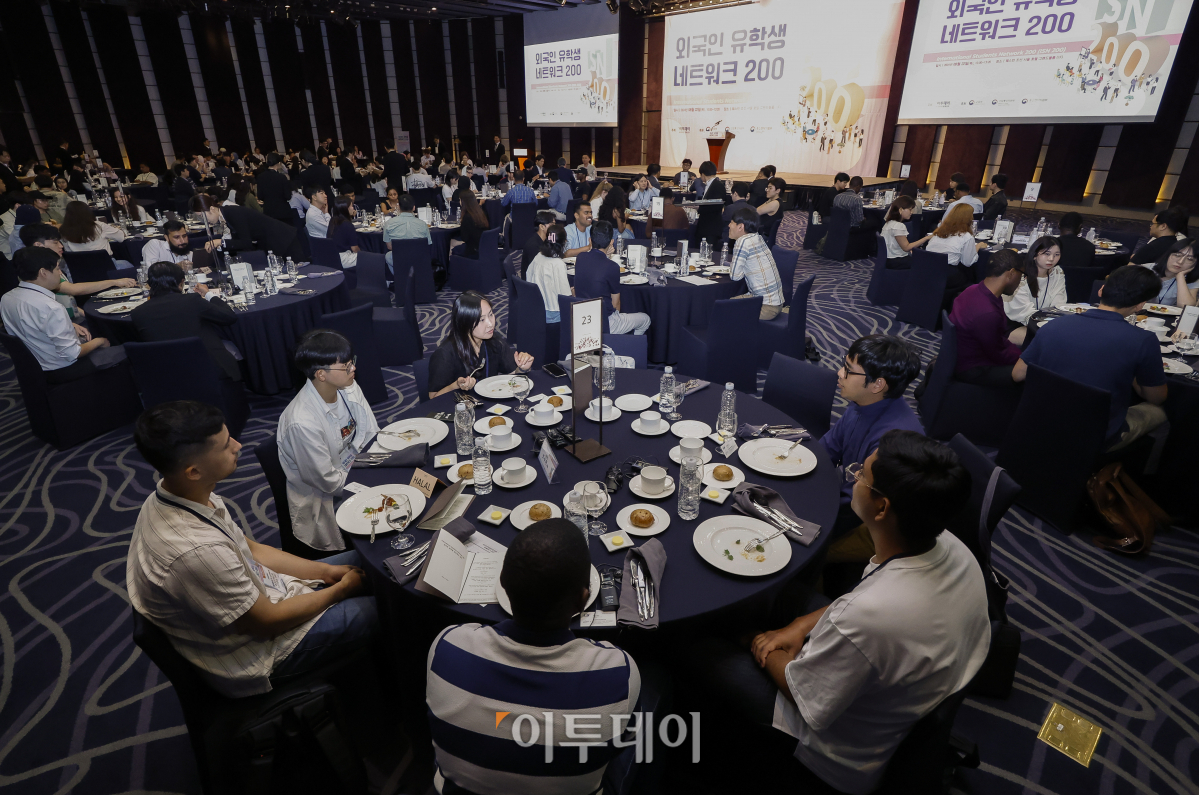 ▲22일 서울 중구 웨스틴 조선 서울 호텔에서 열린 외국인 유학생 네트워크 200에서 외국인 유학생들이 전공 산업·관심 분야별 기업 멘토들과 소통하고 있다. 이투데이가 주최하는 이번 행사는 10년간 연간 200명의 외국인 유학생을 대상으로 대한민국 우수 외국인 인재가 국내 산업계 발전에 이바지할 수 있는 기틀을 마련한다. 조현호 기자 hyunho@