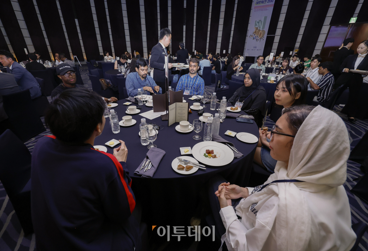 ▲22일 서울 중구 웨스틴 조선 서울 호텔에서 열린 외국인 유학생 네트워크 200에서 외국인 유학생들이 전공 산업·관심 분야별 기업 멘토들과 소통하고 있다. 이투데이가 주최하는 이번 행사는 10년간 연간 200명의 외국인 유학생을 대상으로 대한민국 우수 외국인 인재가 국내 산업계 발전에 이바지할 수 있는 기틀을 마련한다. 조현호 기자 hyunho@