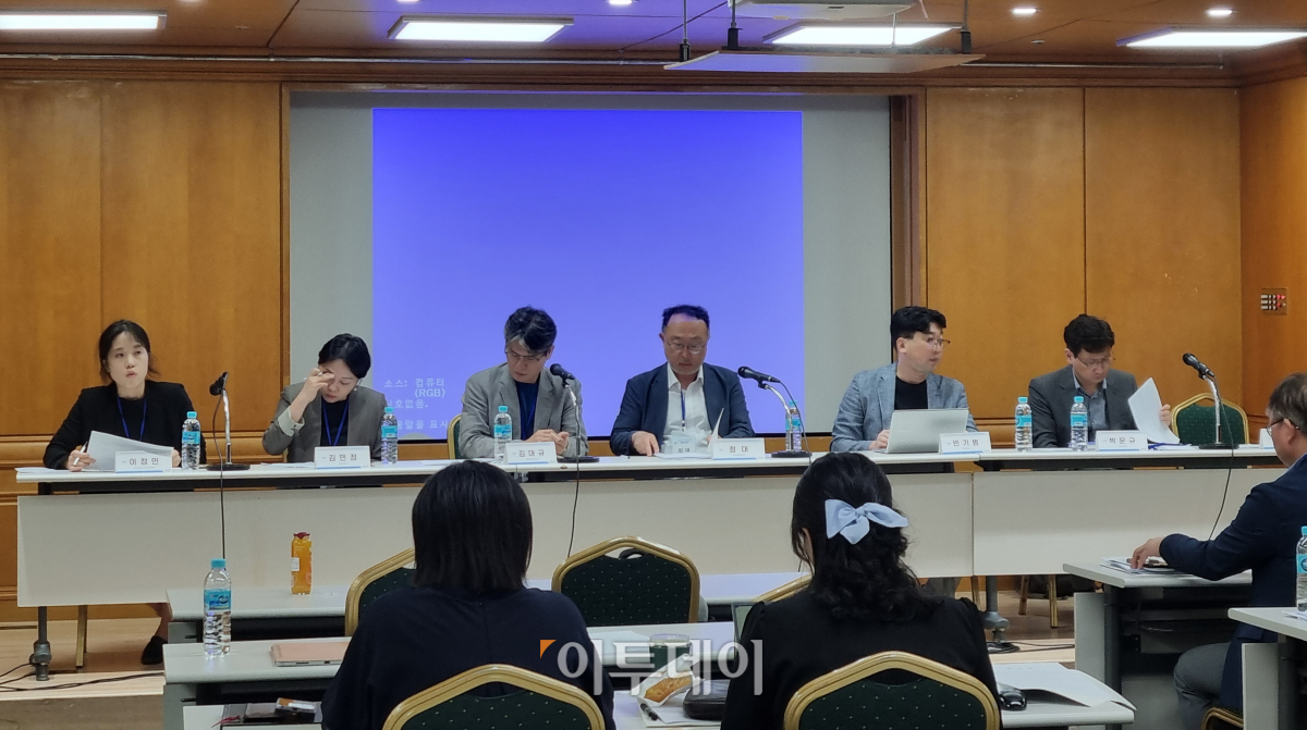 ▲22일 '우리나라 서민금융의 현황과 과제'를 주제로 열린 '2024 한국금융소비자학회 여름 학술대회'에서 패널들이 종합 토론을 진행하고 있다.  (유하영 기자 haha@)