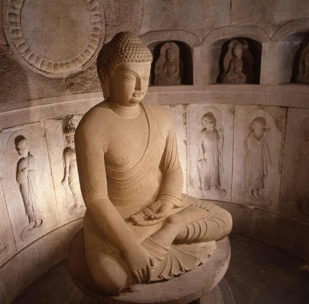 ▲석굴암 주존불상과 10존의 승려상