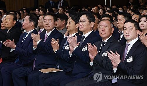 ▲상공의 날 기념식, 박수치는 윤석열 대통령. 윤석열 대통령이 2024년 3월 20일 서울 영등포구 63컨벤션센터에서 열린 제51회 상공의 날 기념식에 참석한 기업 총수들과 함께 오프닝 영상을 시청한 뒤 박수를 치고 있다 (연합뉴스)