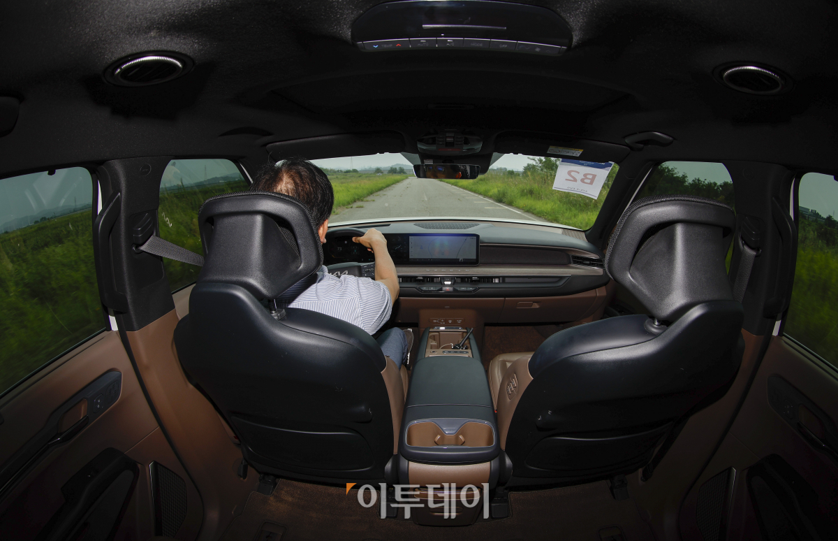 ▲심사위원장을 맡은 민경덕 한국자동차공학회장이 24일 경기 화성 한국교통안전공단 자동차안전연구원에서 열린 2024 대한민국 스마트 EV 대상 실차 시승평가에서 기아 EV9 시승을 하고 있다. 이투데이가 주최하는 이번 행사는 국산차 및 수입차 업계에서 선보인 순수 전기차를 대상으로 관련 학계의 석학들이 평가항목에 따라 경쟁력을 갖춘 전기차를 선정해 시상하는 자리다. 조현호 기자 hyunho@