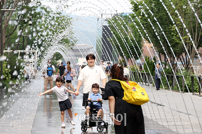 ▲8월 전국 폭염일수가 2018년의 기록을 넘어선 가운데 25일 서울 광화문 광장에서 시민들이 더위를 피하고 있다. 기상청 기상자료 개발포털에 따르면 이달 1∼24일 폭염일수는 14.8일로 절반 이상이 일 최고기온이 33도 이상인 폭염일이었다. 관련 통계가 집계된 1973년 이후 8월 폭염일이 가장 많았던 해는 2016년으로 16.6일이다. 최악의 여름으로 여겨지는 2018년은 14.1일, 1994년은 9.8일이었다. 두 해는 여름 전체 폭염일수가 각각 31일과 29.6일로 역대 1, 2위를 차지했다. 고이란 기자 photoeran@