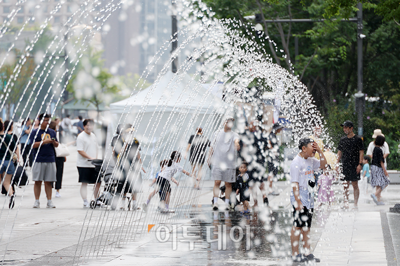 ▲8월 전국 폭염일수가 2018년의 기록을 넘어선 가운데 25일 서울 광화문 광장에서 시민들이 더위를 피하고 있다. 기상청 기상자료 개발포털에 따르면 이달 1∼24일 폭염일수는 14.8일로 절반 이상이 일 최고기온이 33도 이상인 폭염일이었다. 관련 통계가 집계된 1973년 이후 8월 폭염일이 가장 많았던 해는 2016년으로 16.6일이다. 최악의 여름으로 여겨지는 2018년은 14.1일, 1994년은 9.8일이었다. 두 해는 여름 전체 폭염일수가 각각 31일과 29.6일로 역대 1, 2위를 차지했다. 고이란 기자 photoeran@