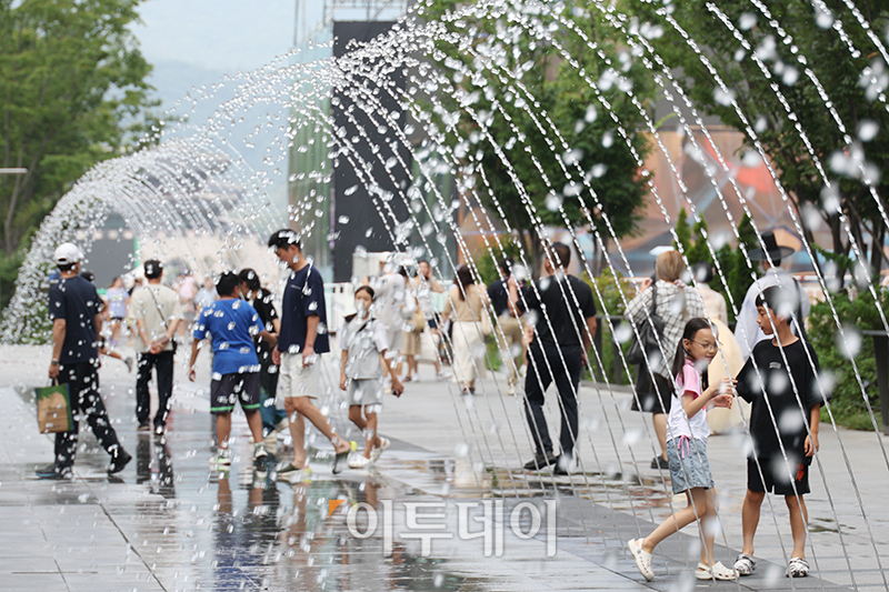 ▲8월 전국 폭염일수가 2018년의 기록을 넘어선 가운데 25일 서울 광화문 광장에서 시민들이 더위를 피하고 있다. 기상청 기상자료 개발포털에 따르면 이달 1∼24일 폭염일수는 14.8일로 절반 이상이 일 최고기온이 33도 이상인 폭염일이었다. 관련 통계가 집계된 1973년 이후 8월 폭염일이 가장 많았던 해는 2016년으로 16.6일이다. 최악의 여름으로 여겨지는 2018년은 14.1일, 1994년은 9.8일이었다. 두 해는 여름 전체 폭염일수가 각각 31일과 29.6일로 역대 1, 2위를 차지했다. 고이란 기자 photoeran@