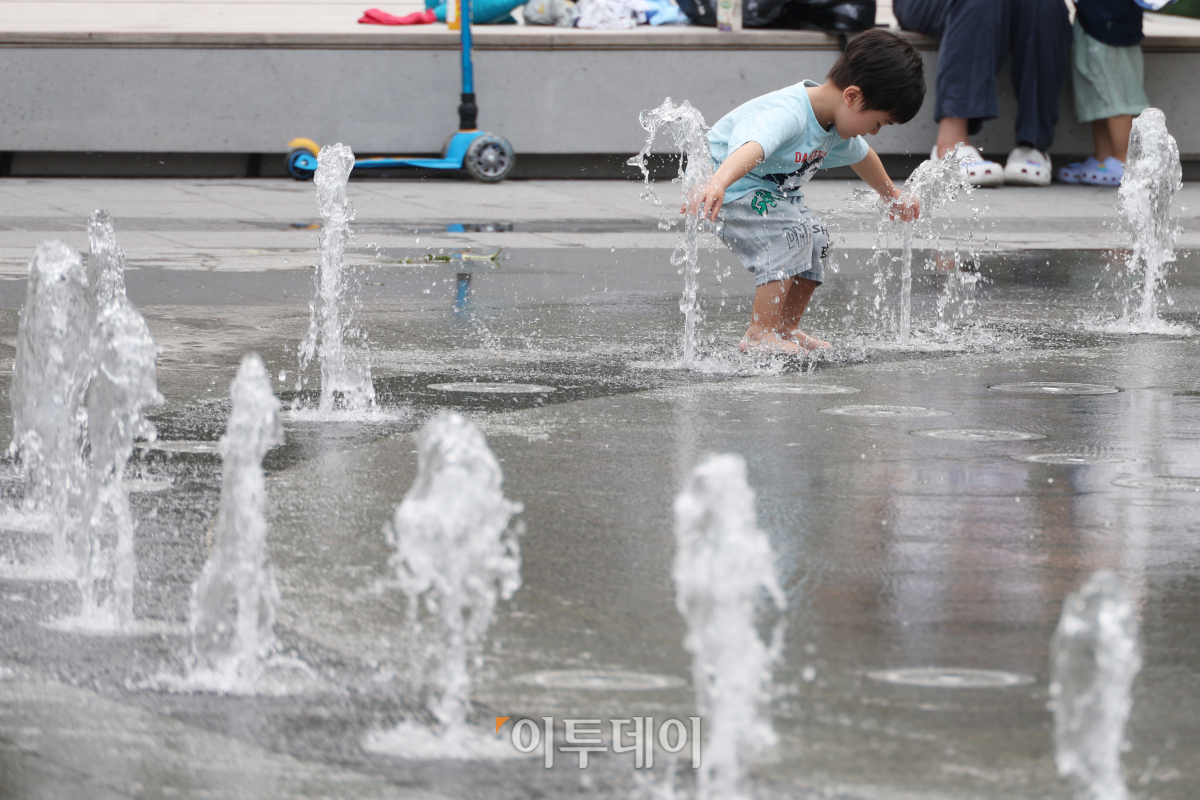 ▲8월 전국 폭염일수가 2018년의 기록을 넘어선 가운데 25일 서울 광화문 광장에서 한 어린이가 물놀이를 하며 더위를 피하고 있다. 기상청 기상자료 개발포털에 따르면 이달 1∼24일 폭염일수는 14.8일로 절반 이상이 일 최고기온이 33도 이상인 폭염일이었다. 관련 통계가 집계된 1973년 이후 8월 폭염일이 가장 많았던 해는 2016년으로 16.6일이다. 최악의 여름으로 여겨지는 2018년은 14.1일, 1994년은 9.8일이었다. 두 해는 여름 전체 폭염일수가 각각 31일과 29.6일로 역대 1, 2위를 차지했다. 고이란 기자 photoeran@