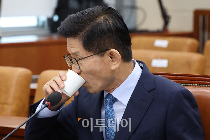 ▲김문수 고용노동부 장관 후보자가 26일 서울 여의도 국회 환경노동위원회에서 열린 인사청문회에서 물을 마시고 있다. 고이란 기자 photoeran@